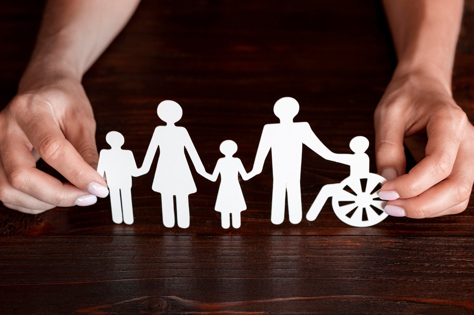 https://institutoredecidada.org.br/wp-content/uploads/2025/05/recorte-de-papel-de-diferentes-membros-da-familia-juntos-scaled.jpg